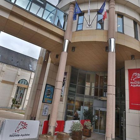 Comedy: Heart Of Town Facing The Na Region Poitiers Exterior photo